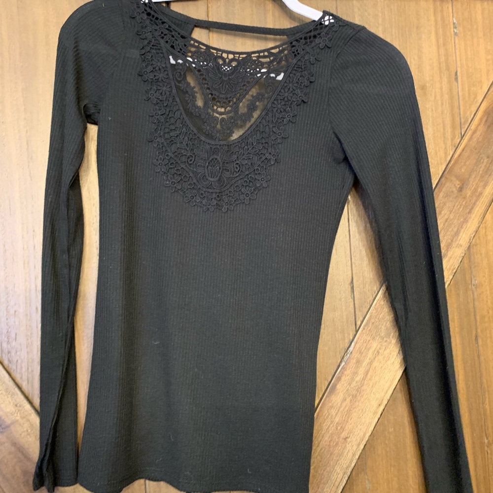 Hollister woman’s xs long sleeve decorated top